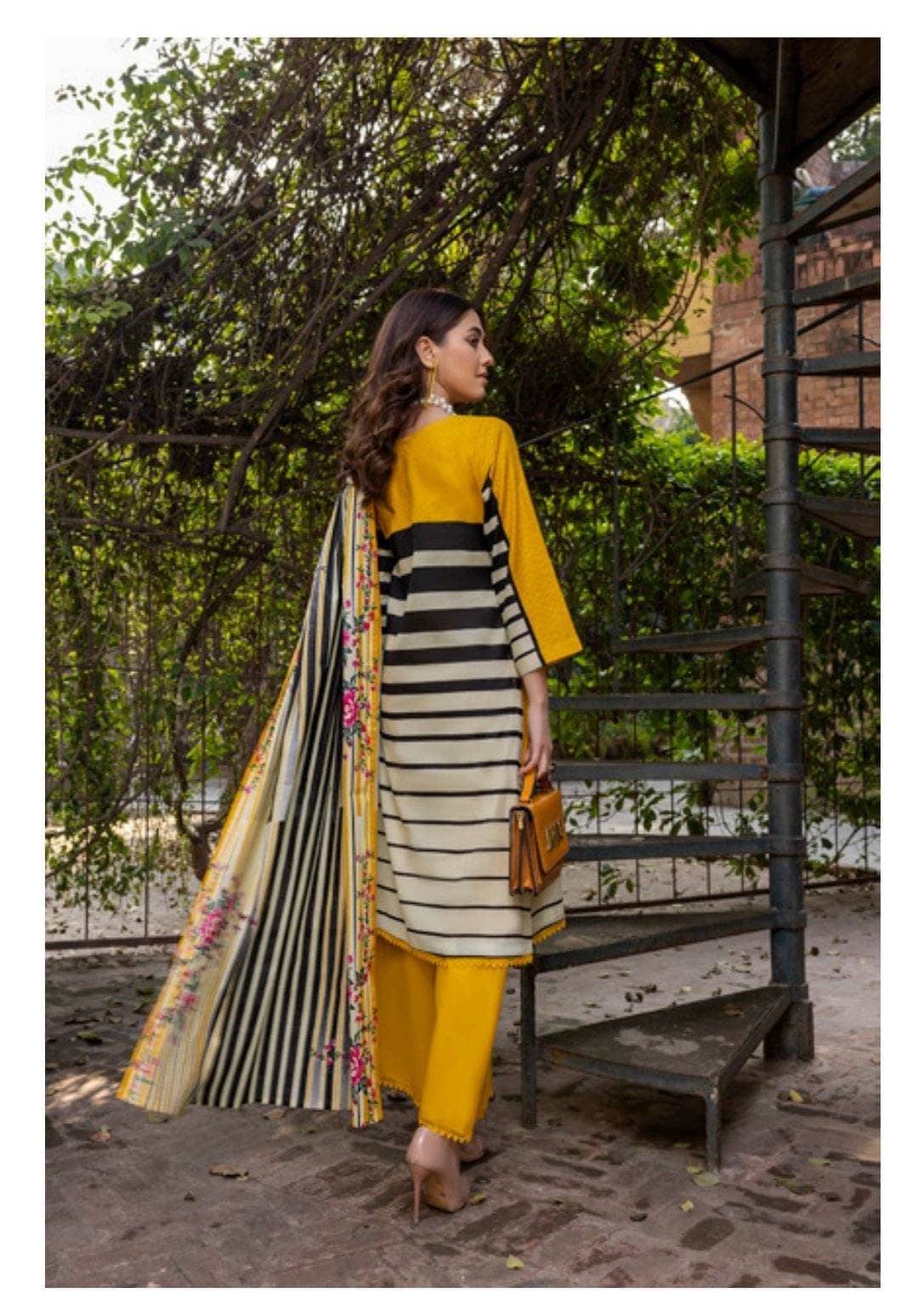 img_erum_misha_printed_lawn_by_z_s_textiles_awwal_boutique