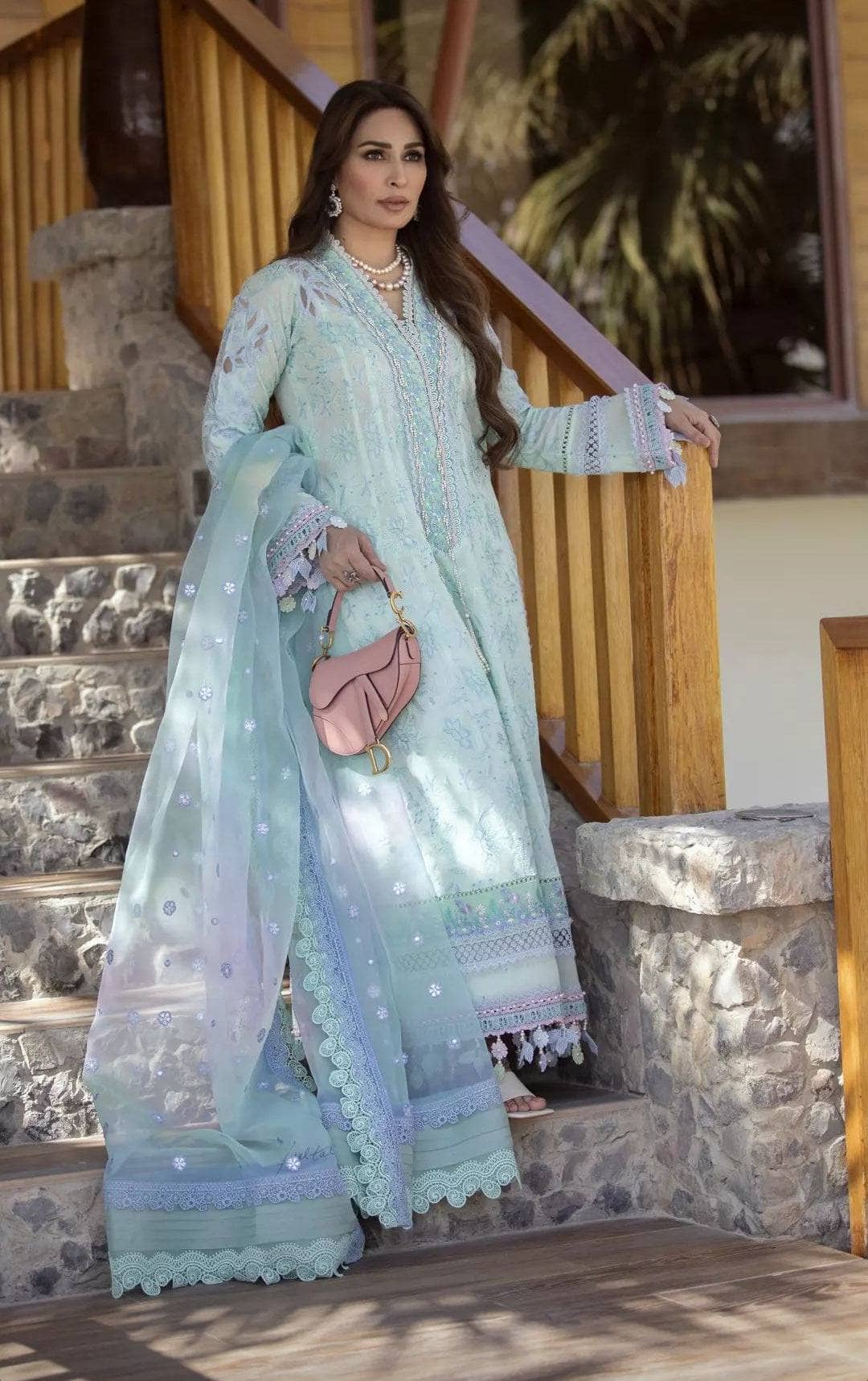 img_farah_talib_aziz_lawn_22_awwal_boutique