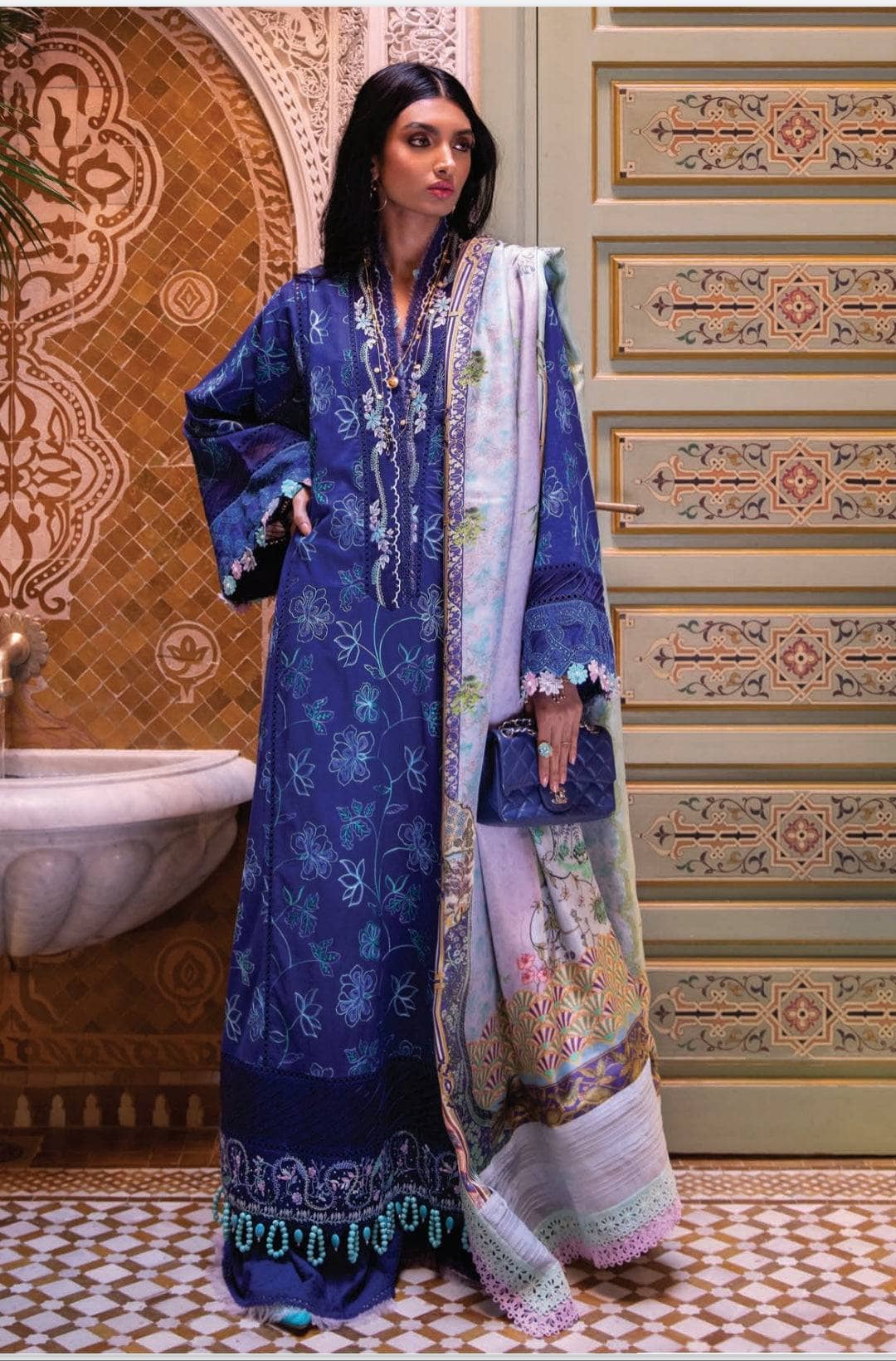 img_farah_talib_aziz_lawn_23_awwal_boutique