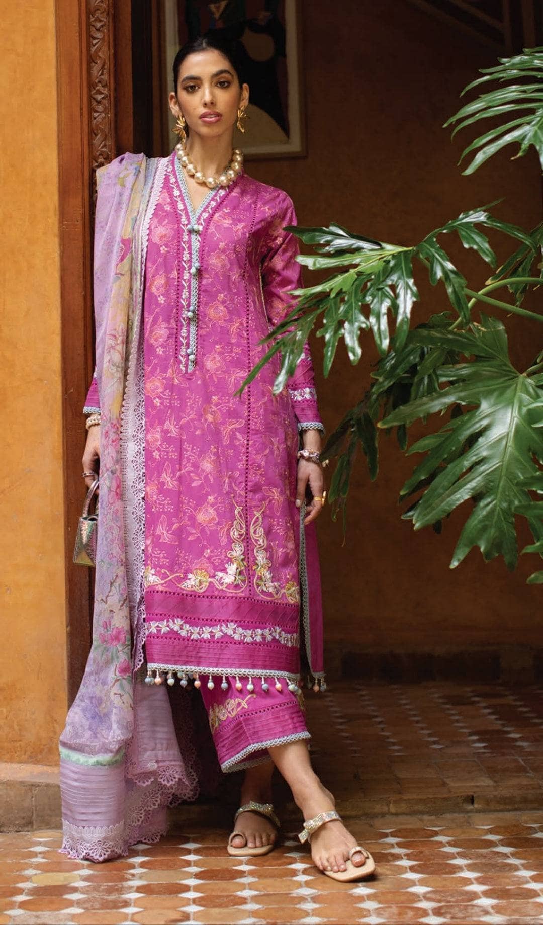 img_farah_talib_aziz_lawn_23_awwal_boutique