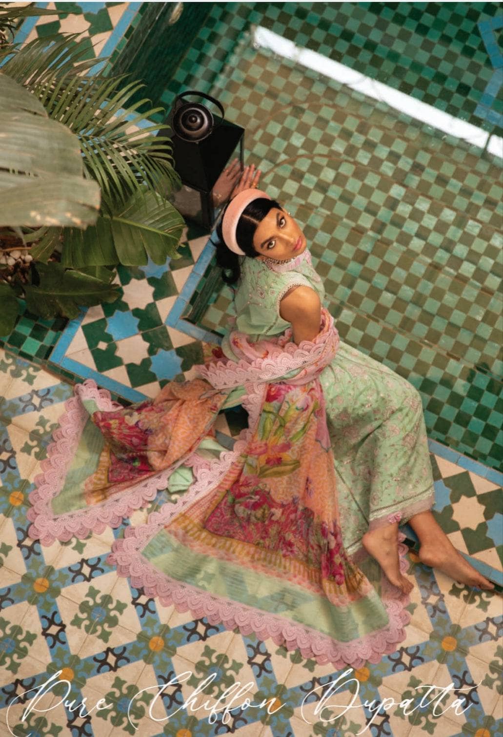 img_farah_talib_aziz_lawn_23_awwal_boutique