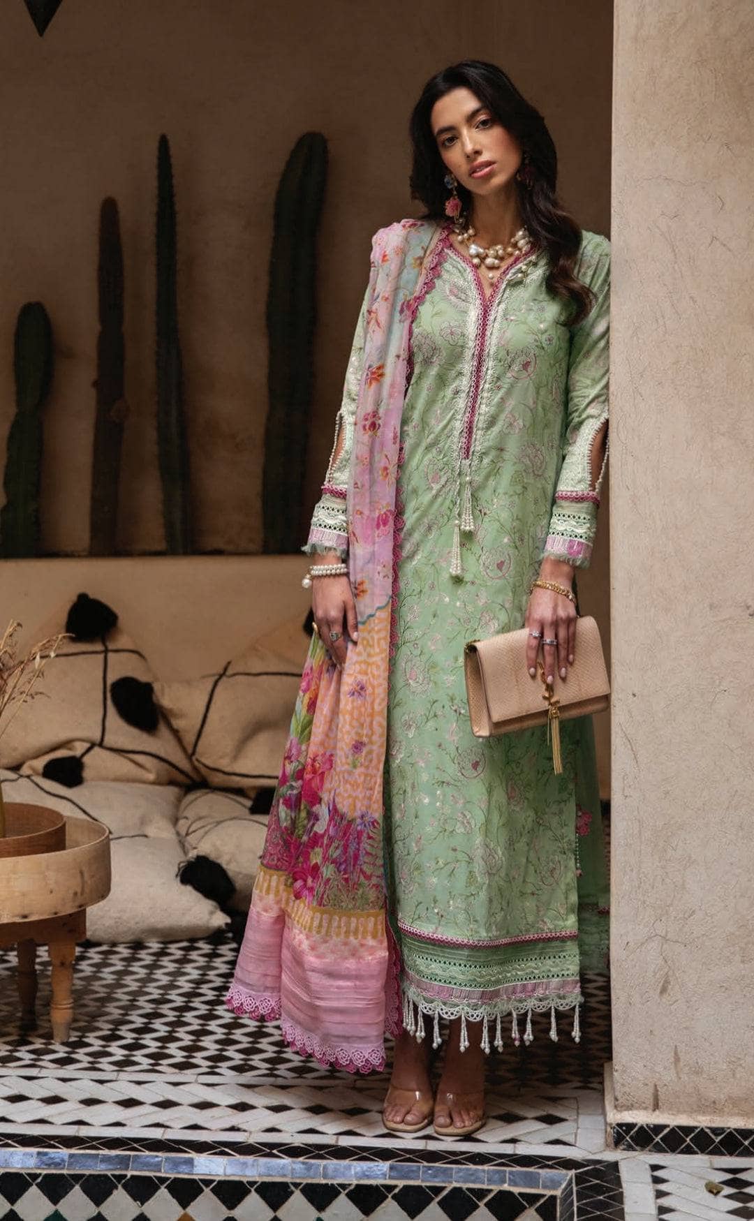 img_farah_talib_aziz_lawn_23_awwal_boutique