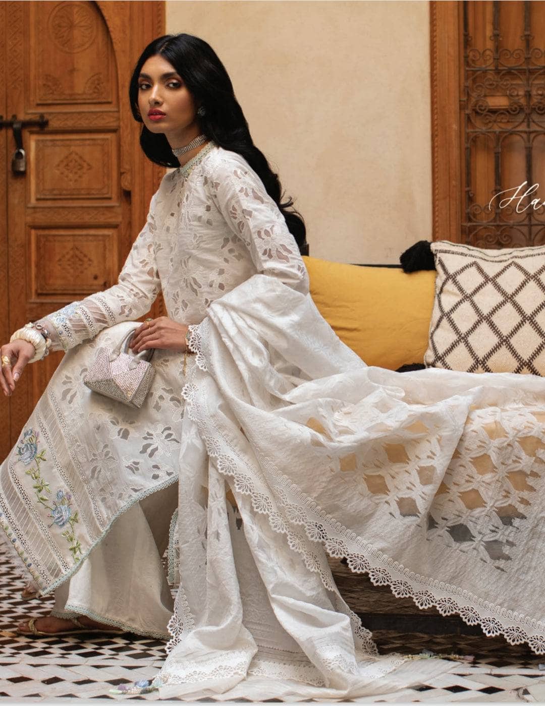 img_farah_talib_aziz_lawn_23_awwal_boutique