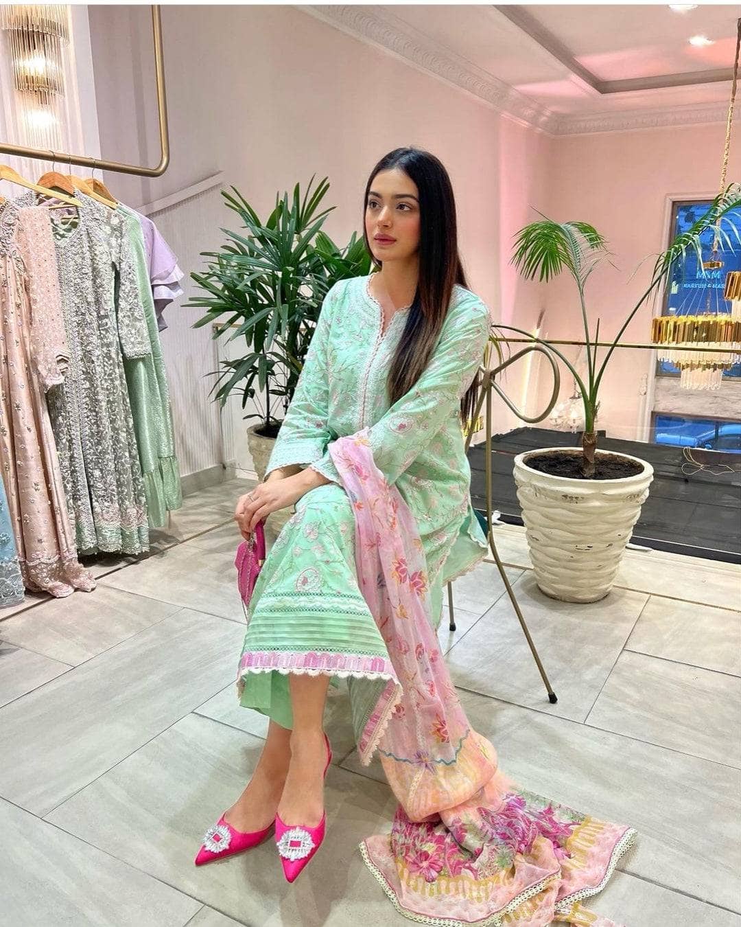 img_farah_talib_aziz_lawn_23_awwal_boutique