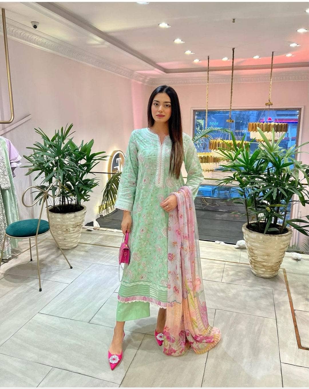img_farah_talib_aziz_lawn_23_awwal_boutique