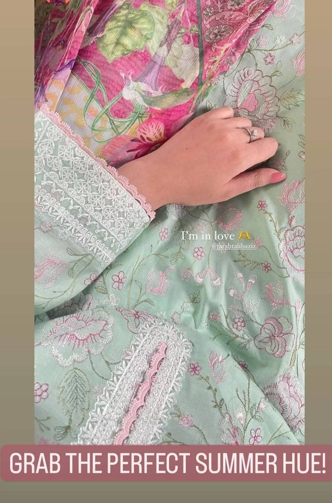 img_farah_talib_aziz_lawn_23_awwal_boutique