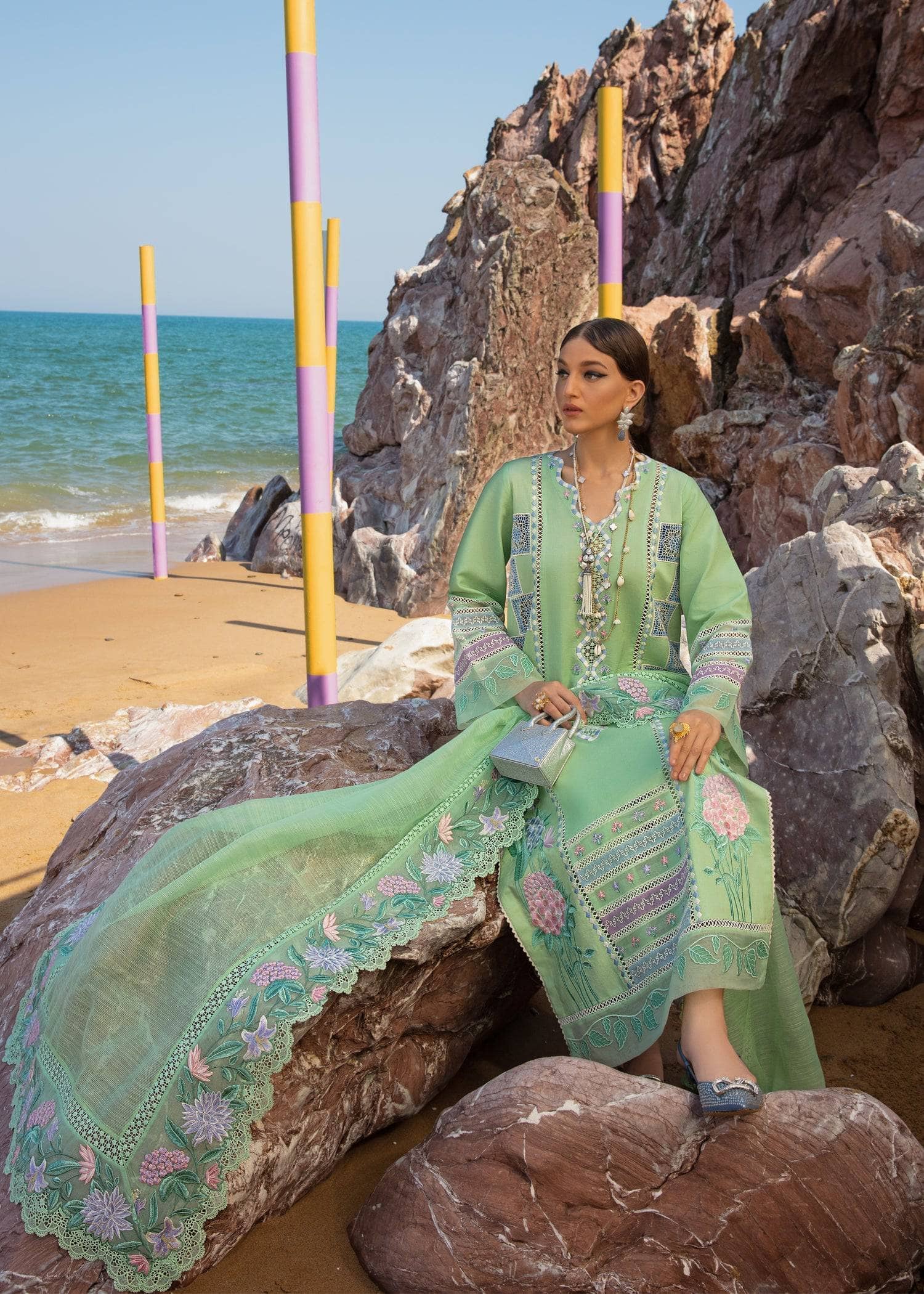 img_crimson_lawn_by_saira_shakira_awwal_boutique