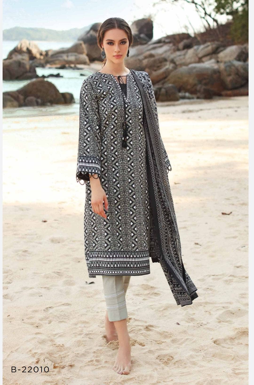 img_ambrosia_black_and_white_lawn_22_awwal_boutique