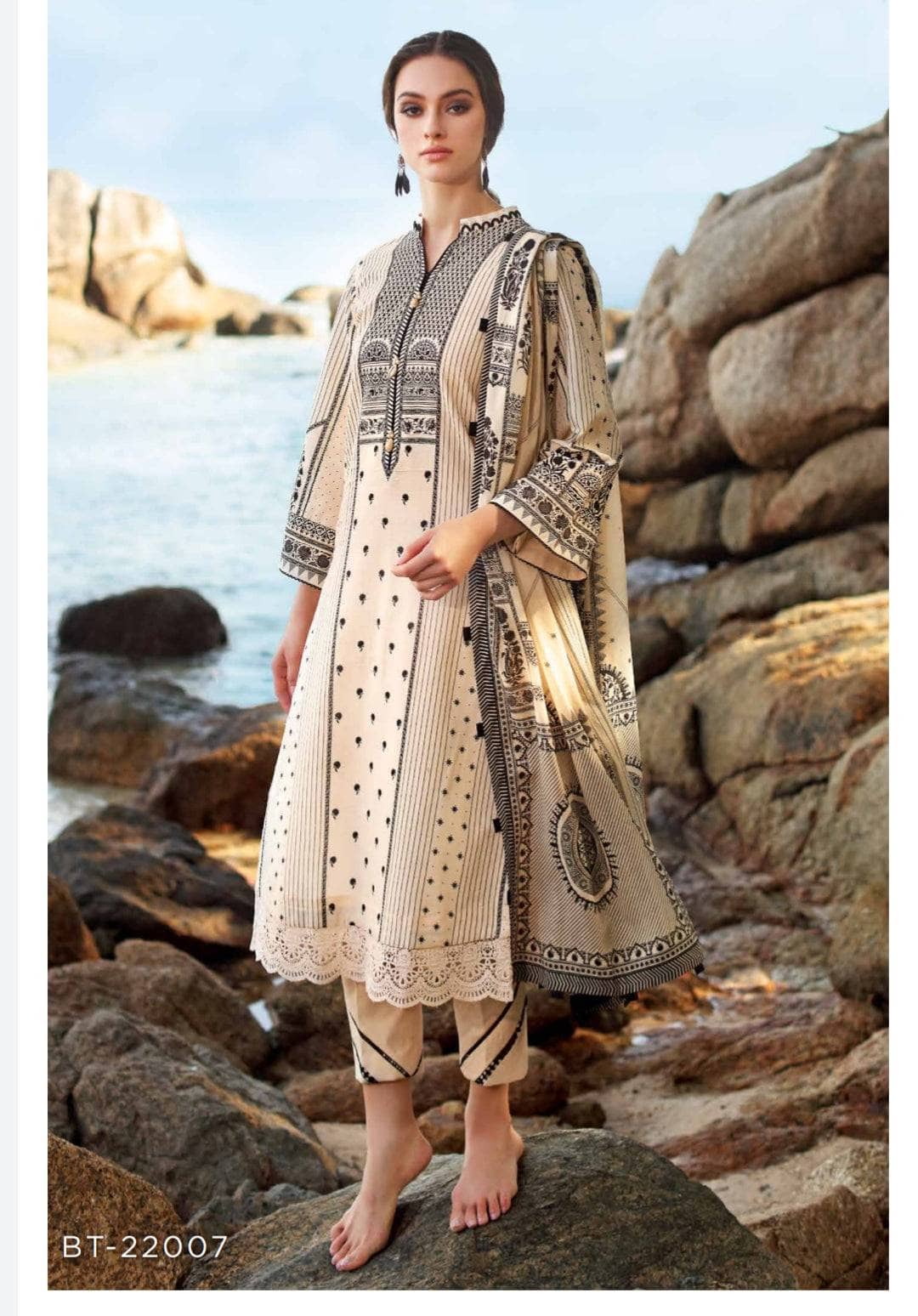 img_ambrosia_black_and_white_lawn_22_awwal_boutique
