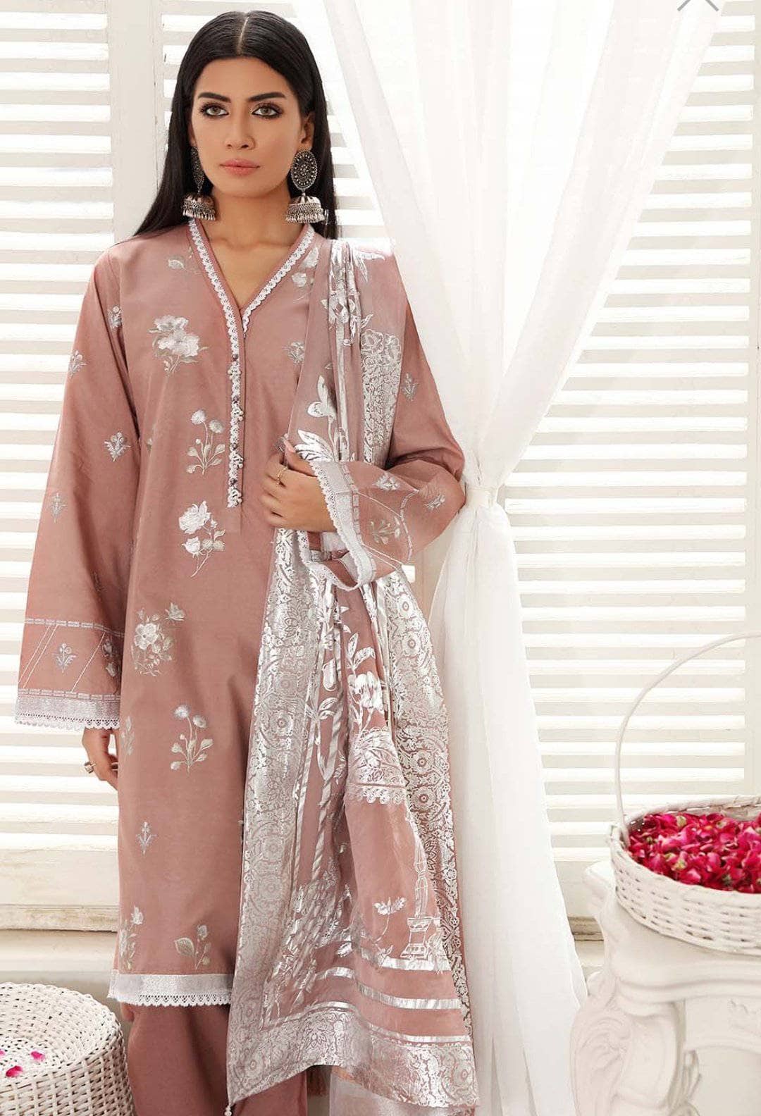 img_gul_ahmed_luxury_collection_2021_awwal_boutique