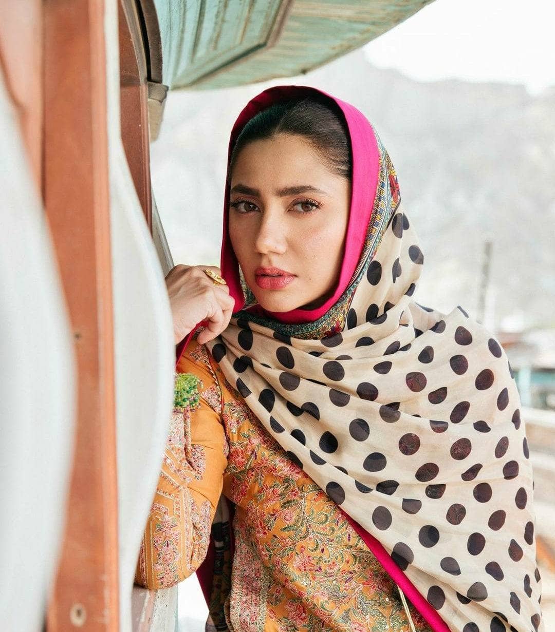 img_hussain_rehar_luxury_lawn_22_awwal_boutique