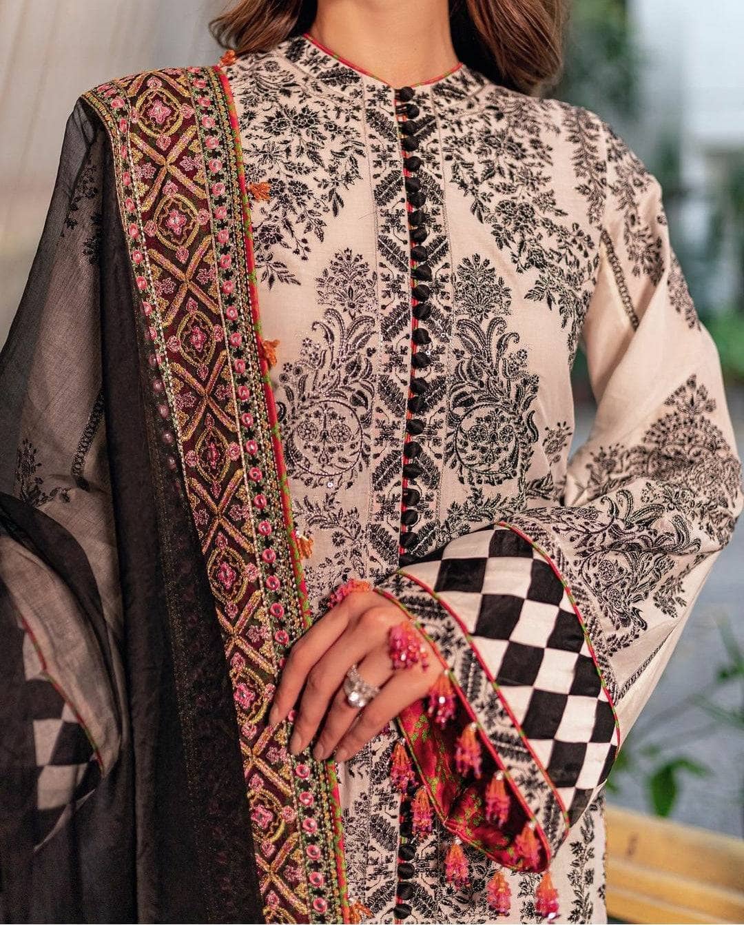img_hussain_rehar_luxury_lawn_22_awwal_boutique