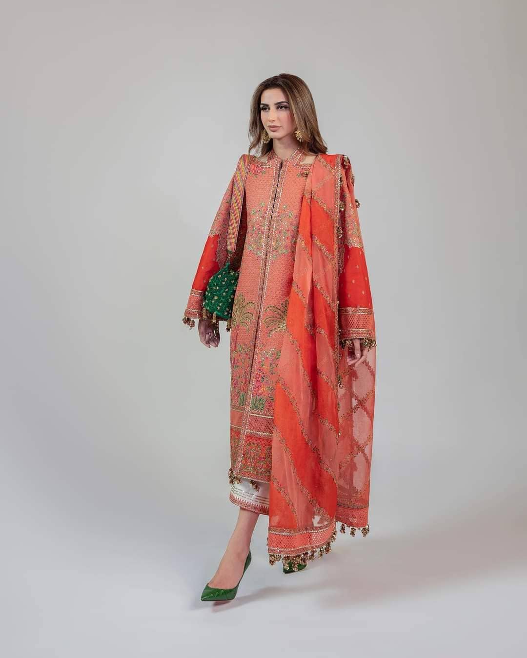 img_hussain_rehar_luxury_lawn_roshan_23_awwal_boutique