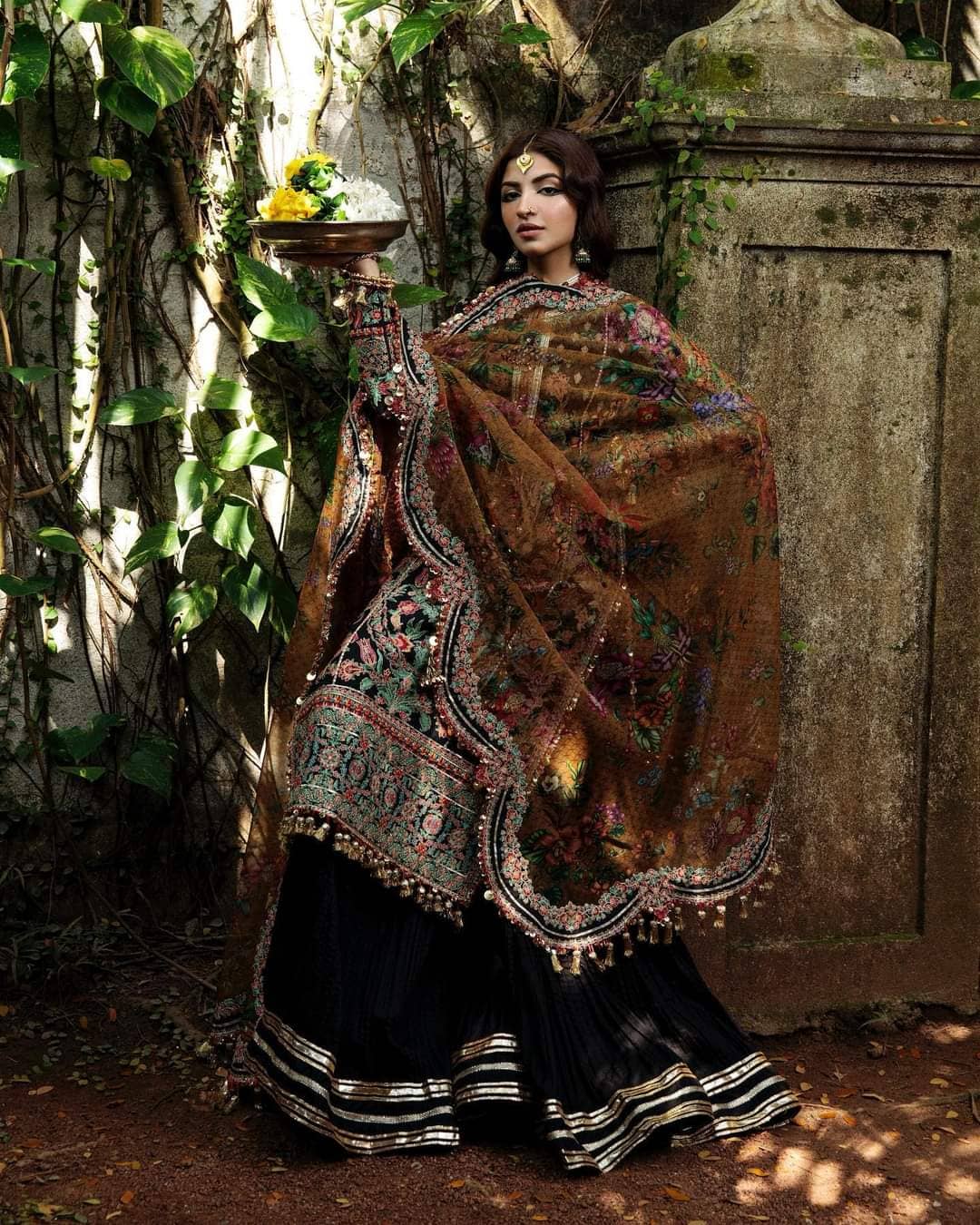 img_hussain_rehar_luxury_lawn_roshan_23_awwal_boutique