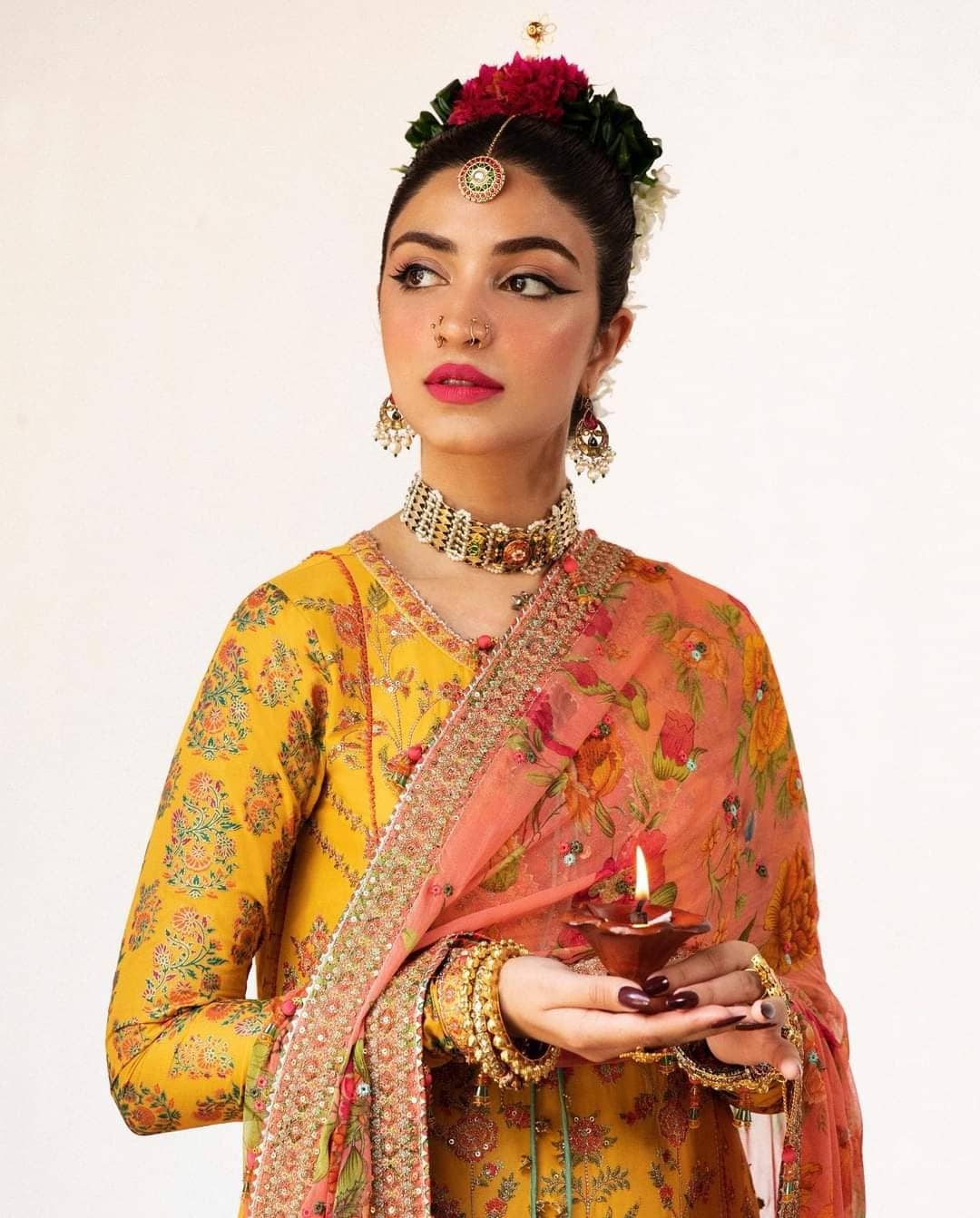img_hussain_rehar_luxury_lawn_roshan_23_awwal_boutique