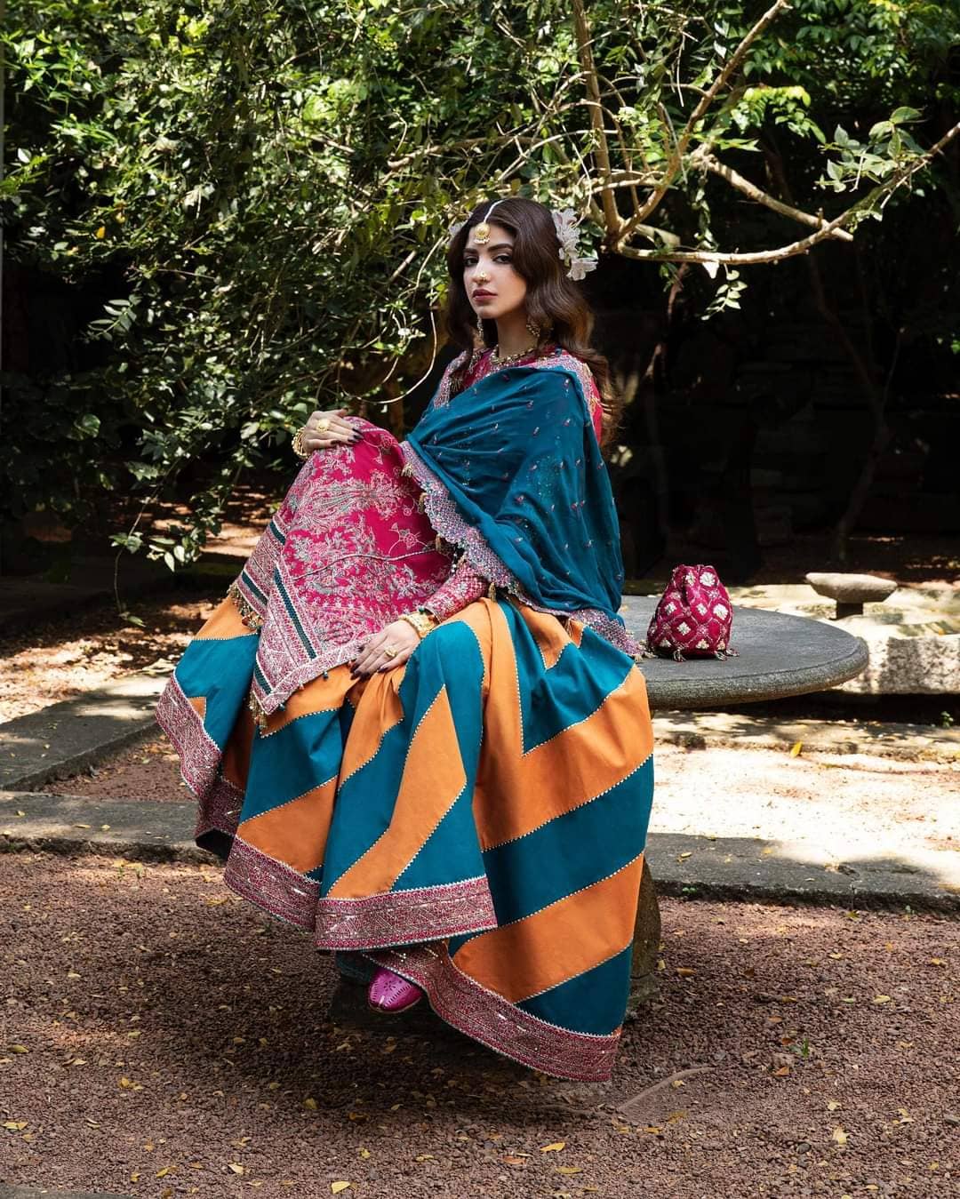 img_hussain_rehar_luxury_lawn_roshan_23_awwal_boutique