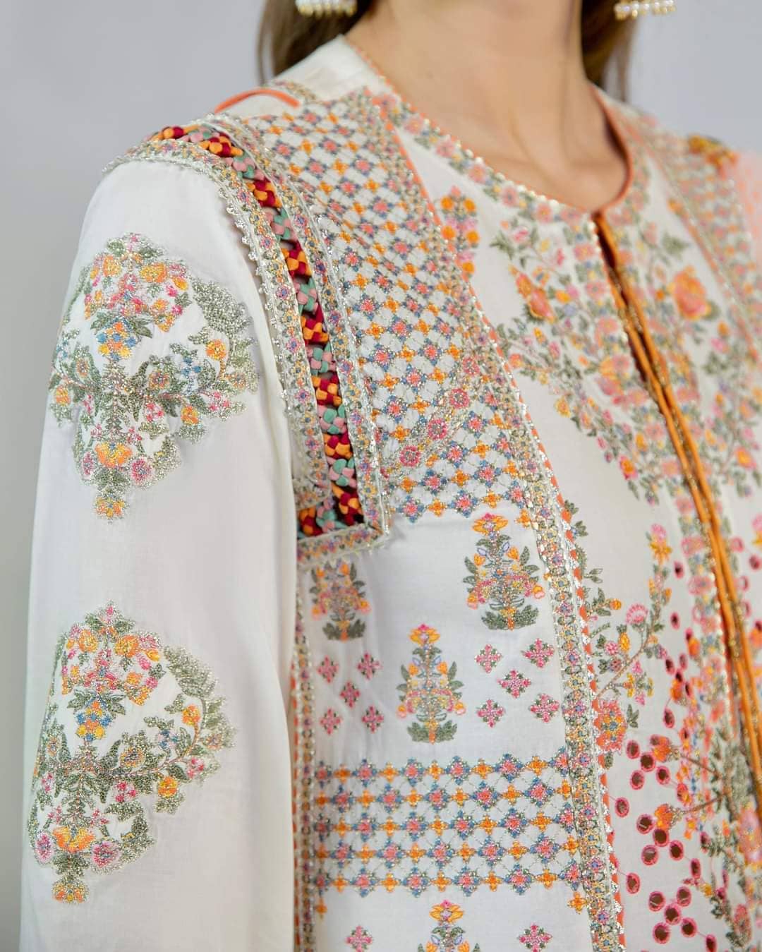 img_hussain_rehar_roshan_lawn_23_awwal_boutique