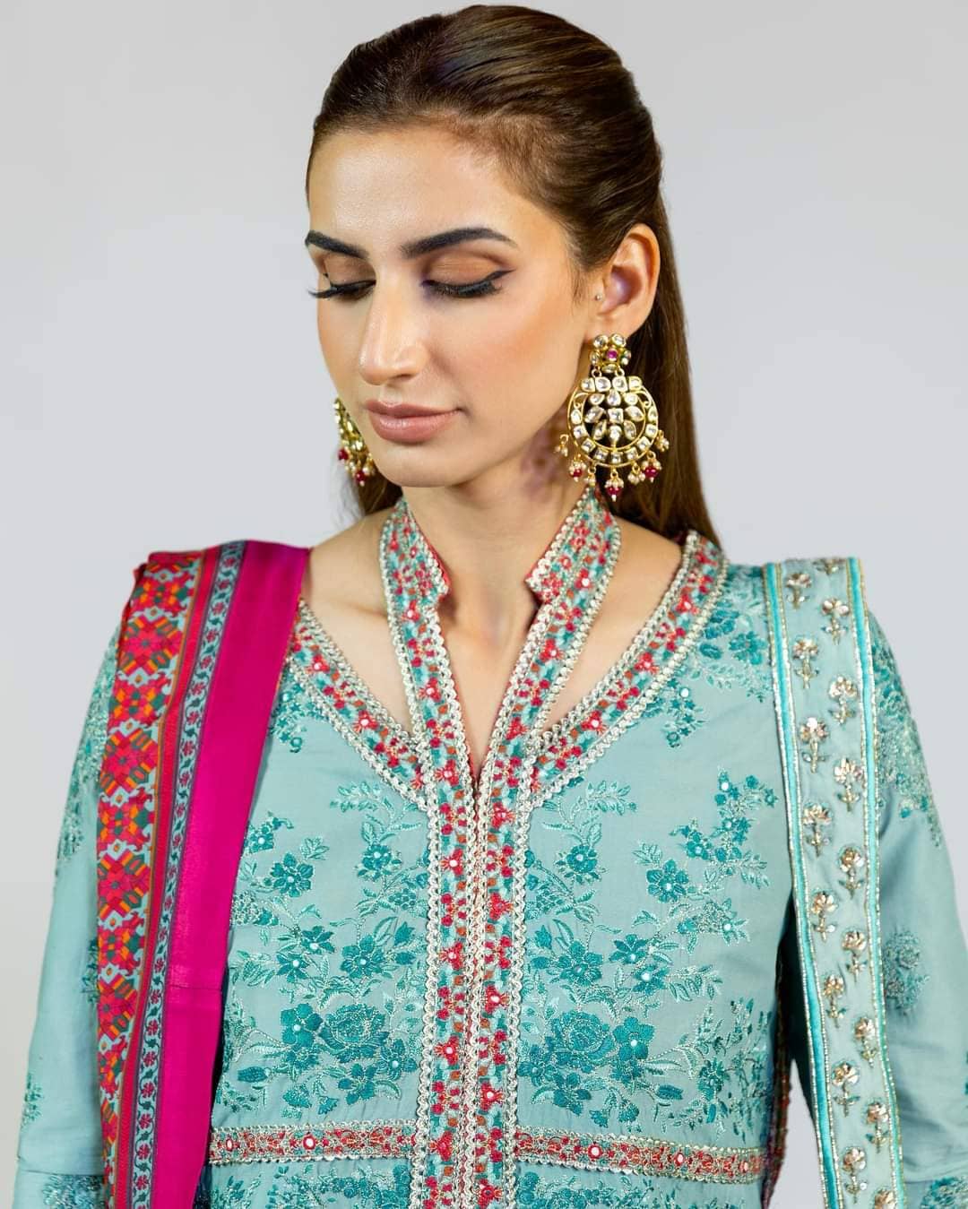 img_hussain_rehar_roshan_luxury_lawn_23_awwal_boutique