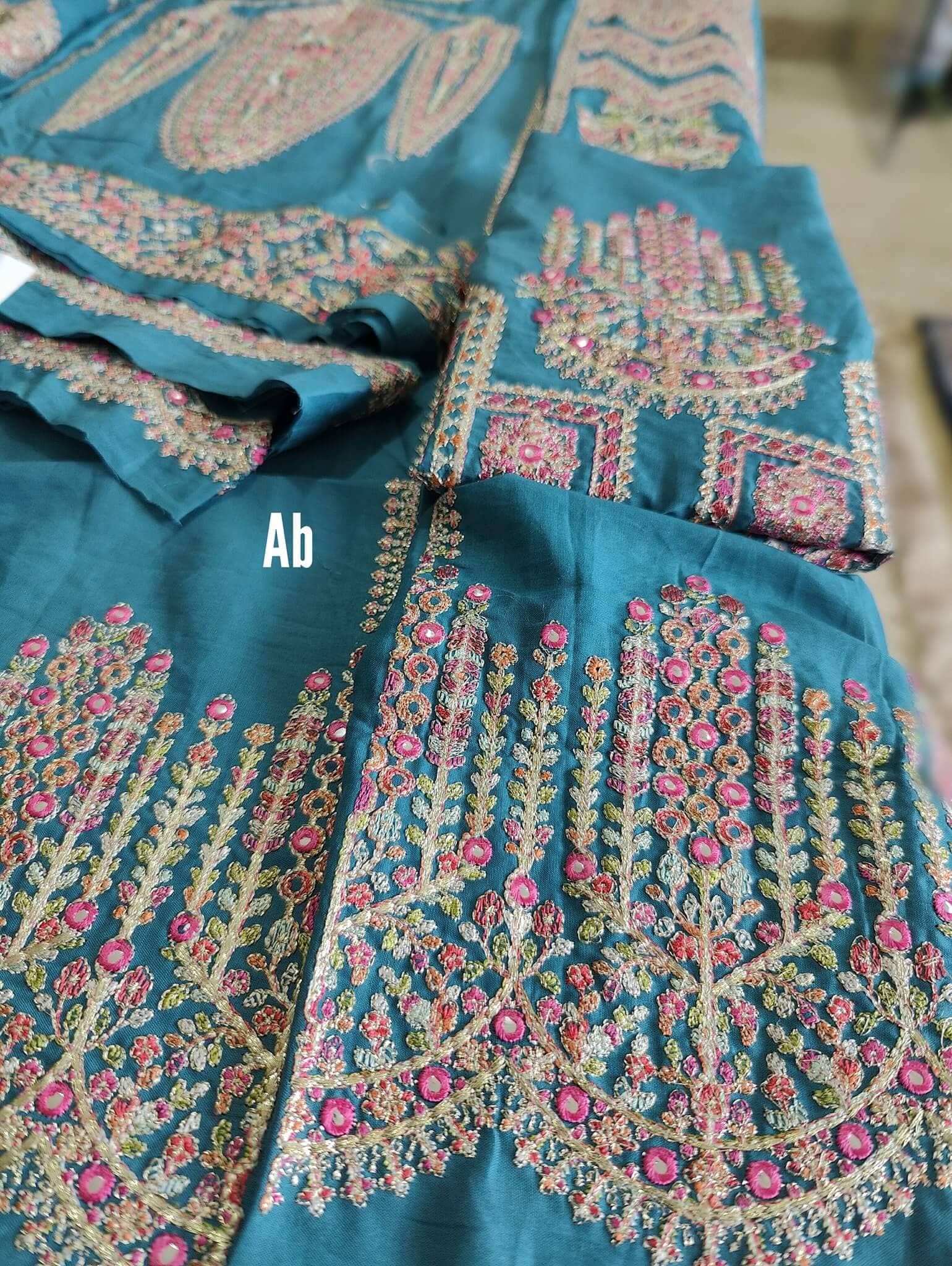 img_hussain_rehar_lawn_22_awwal_boutique