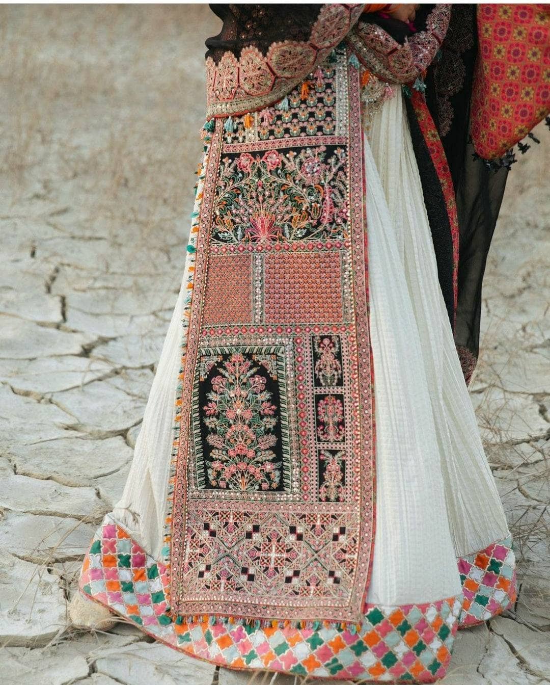 img_hussain_rehar_luxury_lawn_22_awwal_boutique