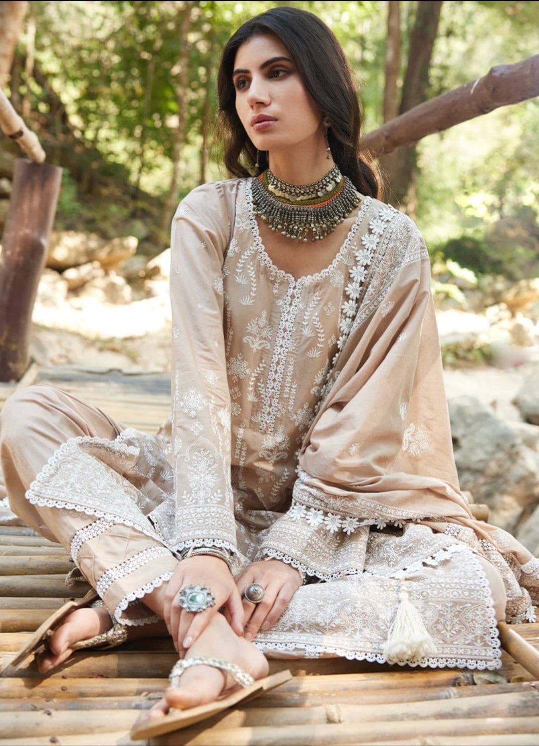 img_image_lawnkari_lawn_23_awwal_boutique