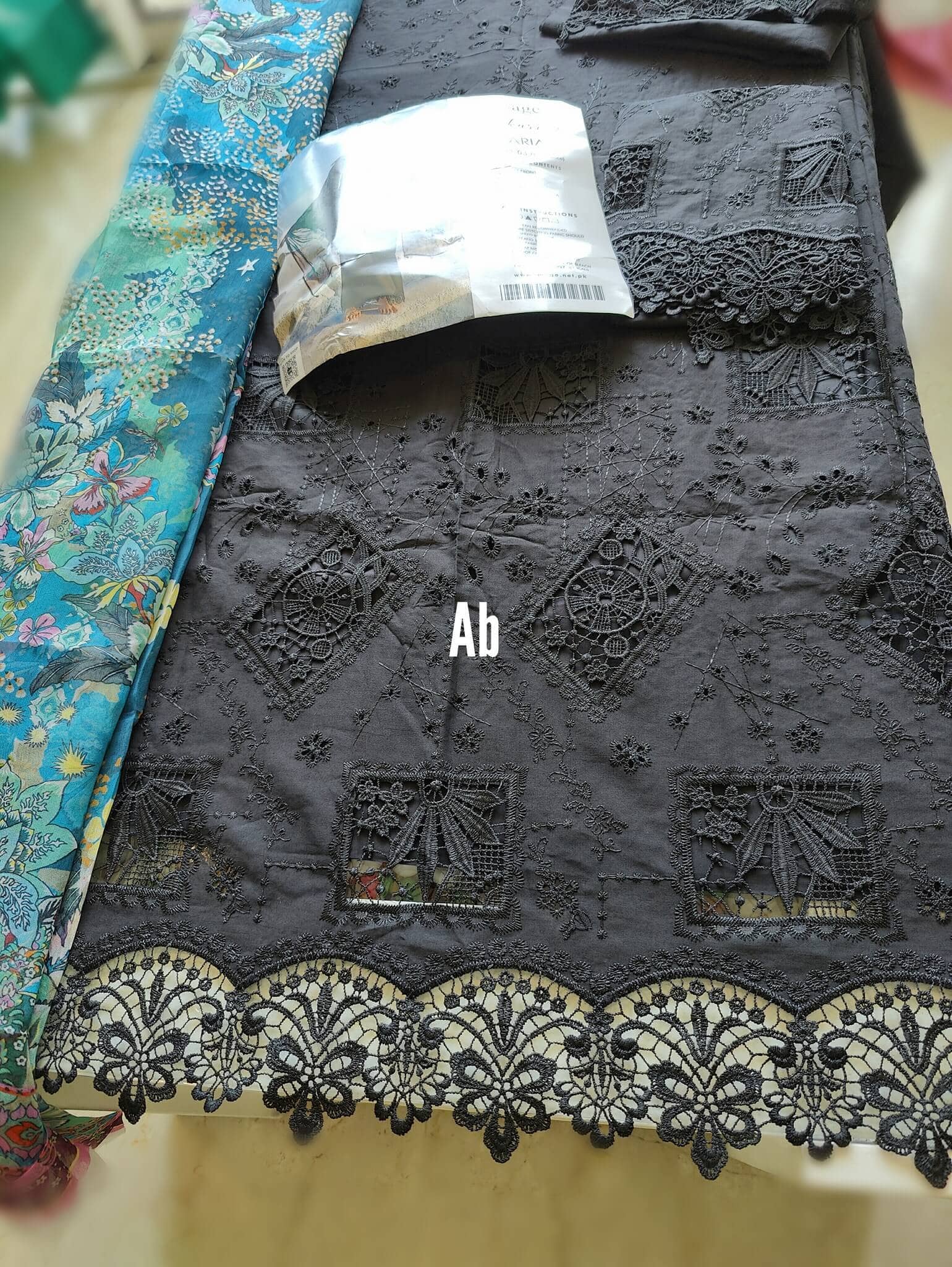 img_open_pic_image_lawnkari_awwal_boutique