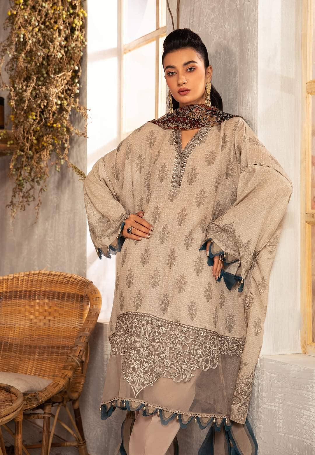 img_maria_b_m_prints_winter_woolen_shawl_awwal_boutique