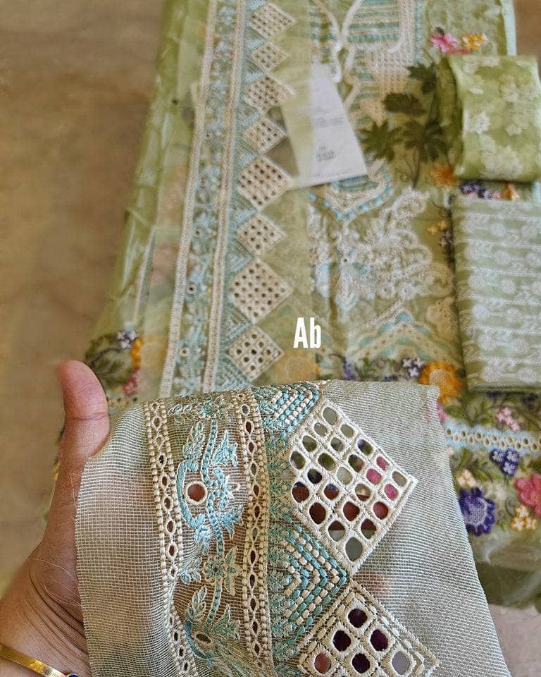 img_open_pic_maryam_hussain_lawn_23_awwal_boutique