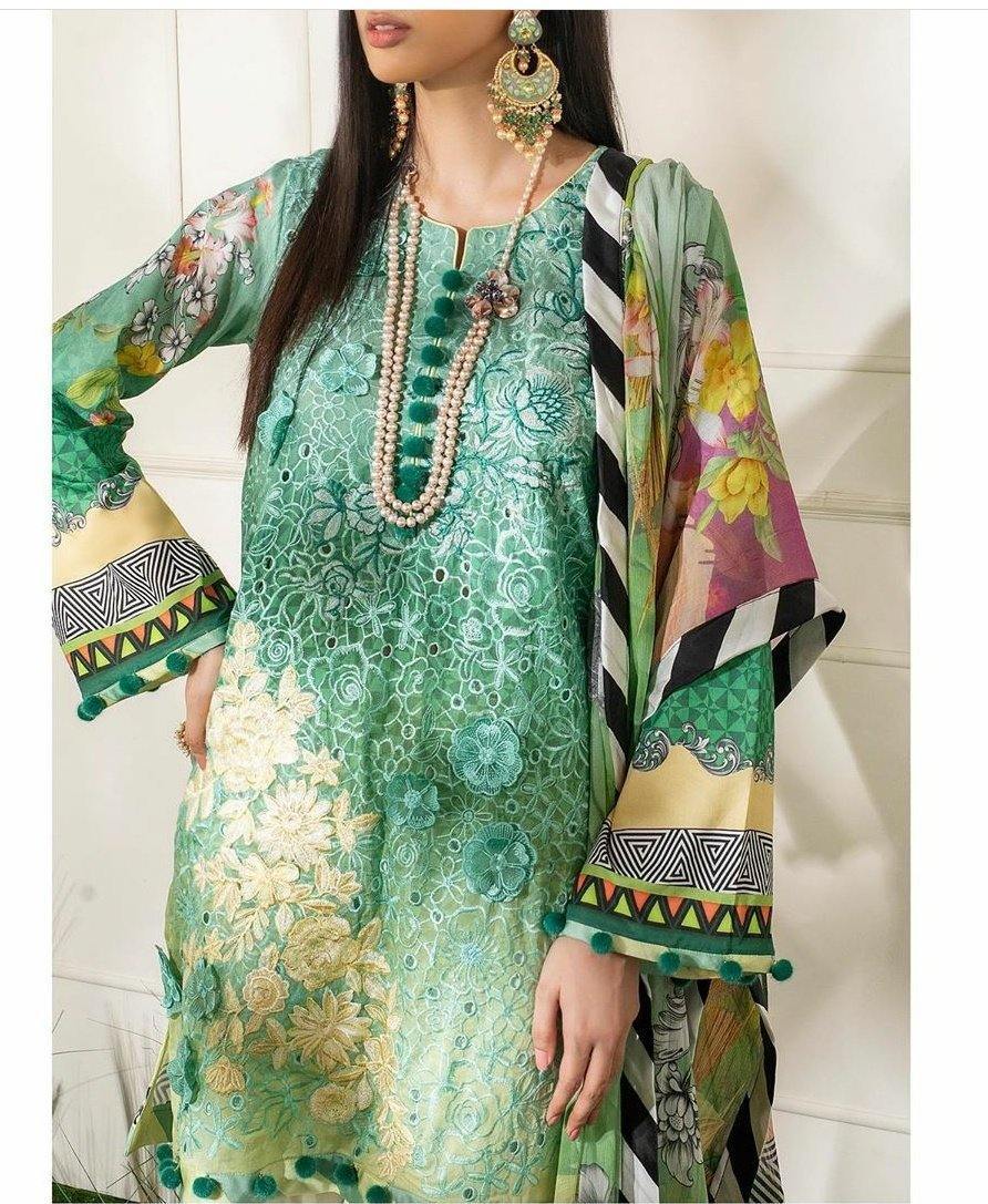 img_hemline_by_mushq_lawn_2020_awwal_boutique