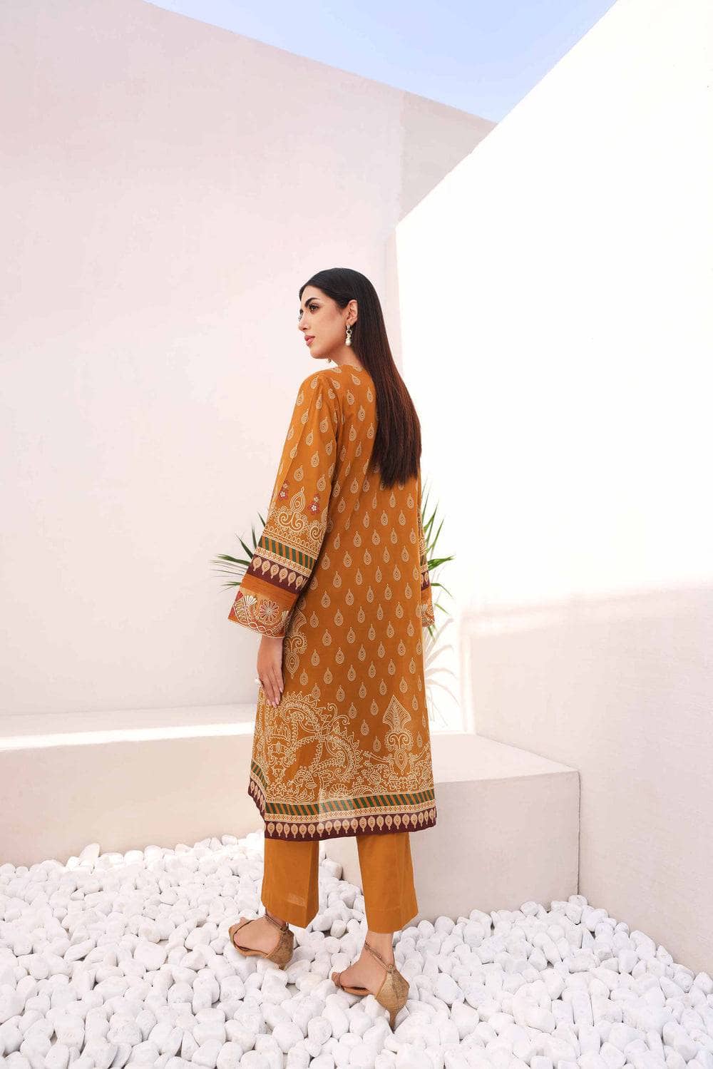 Img_nishat_lawn_nisha_23_awwal_boutique