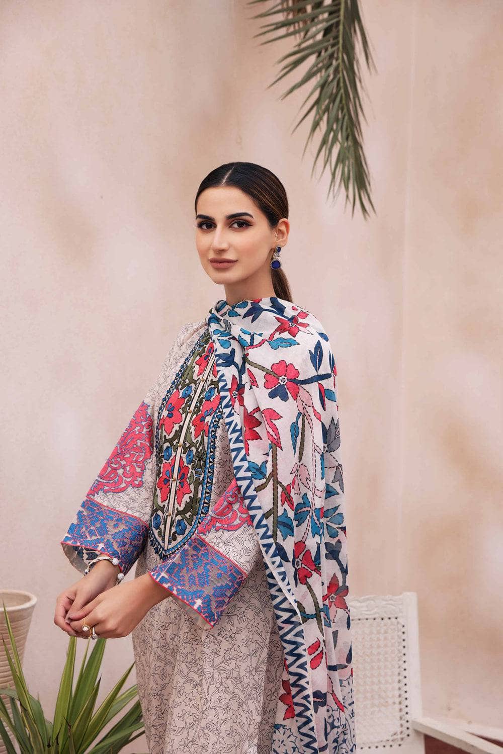 Img_nishat_lawn_nisha_23_awwal_boutique