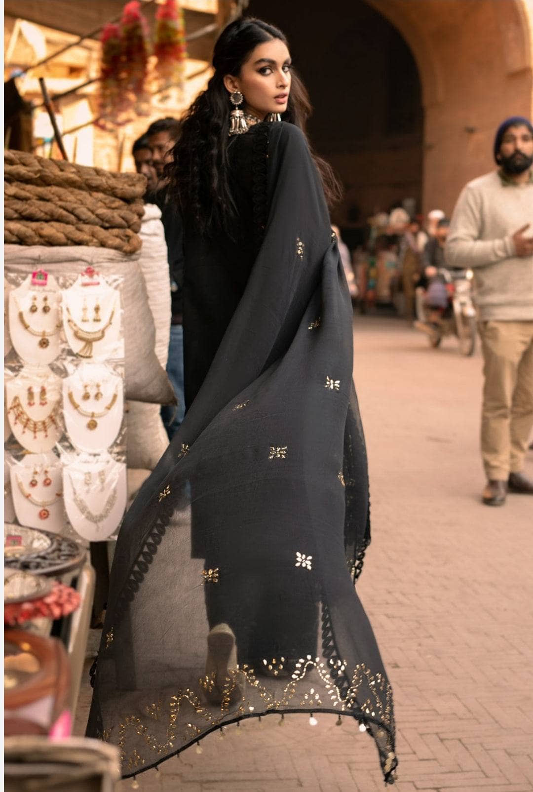 img_nureh_bazar_with_mukesh_dupatta_awwal_boutique