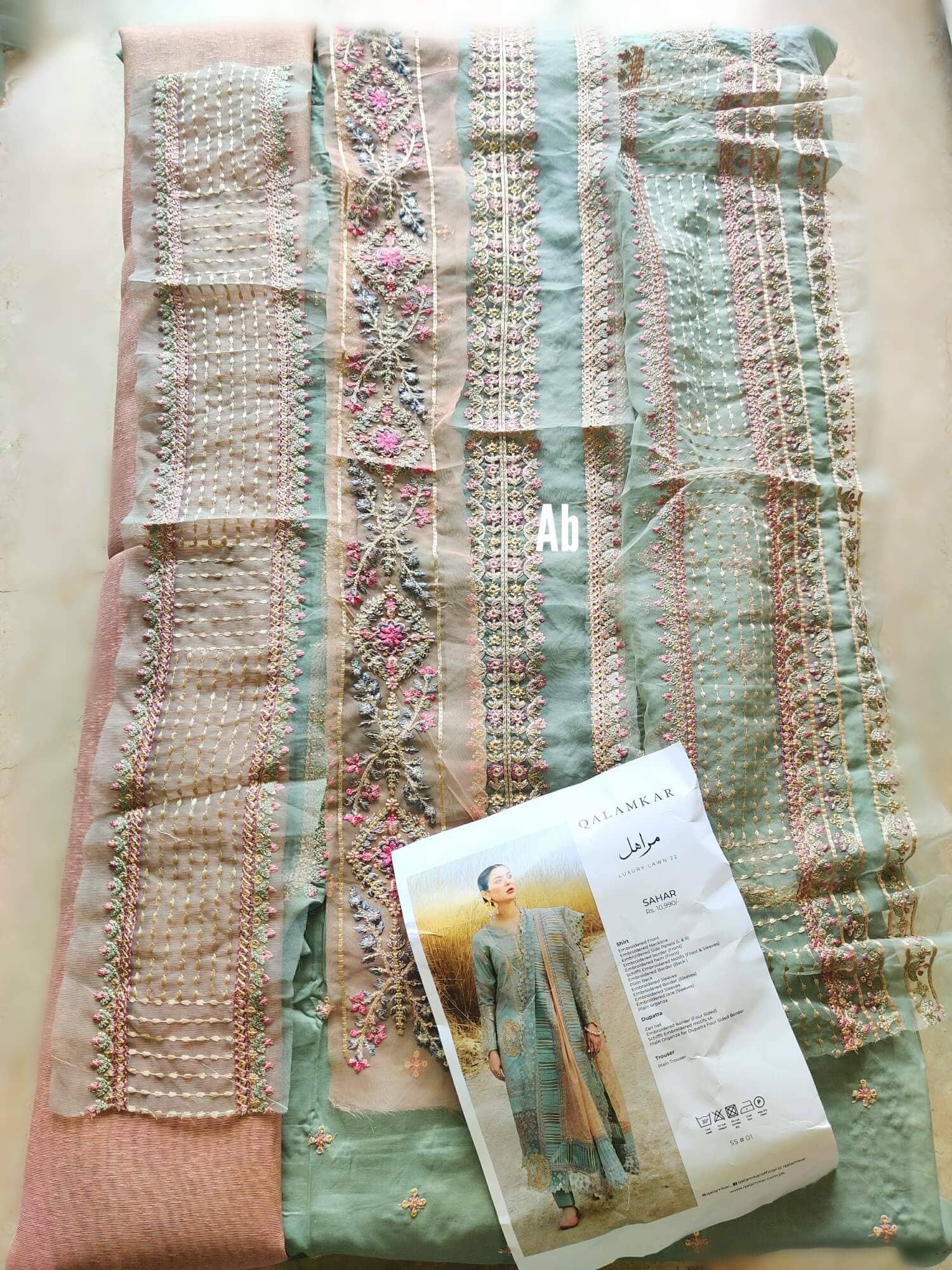 img_open_pic_qalamkar_luxury_lawn_22_awwal_boutique