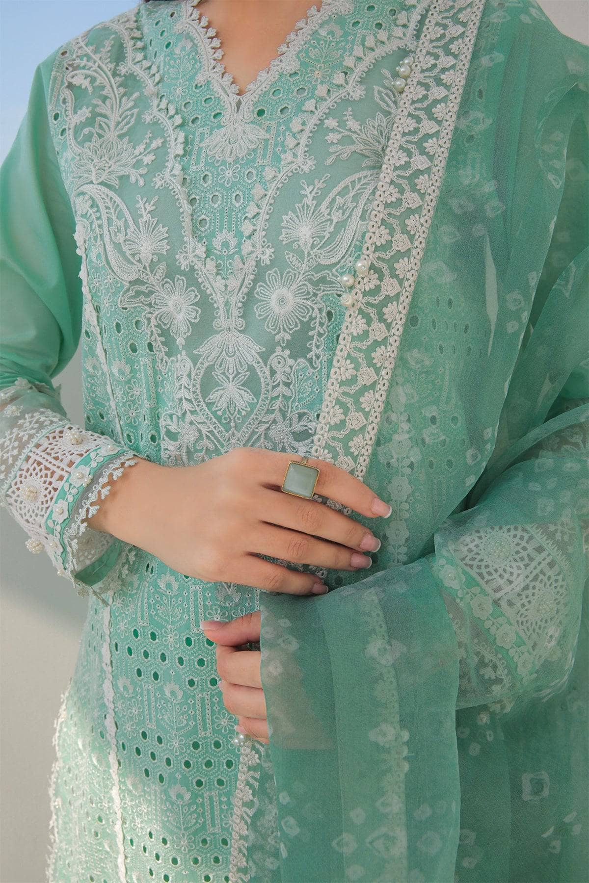 img_baroque_exclsuive_unstitched_lawn_23_awwal_boutique