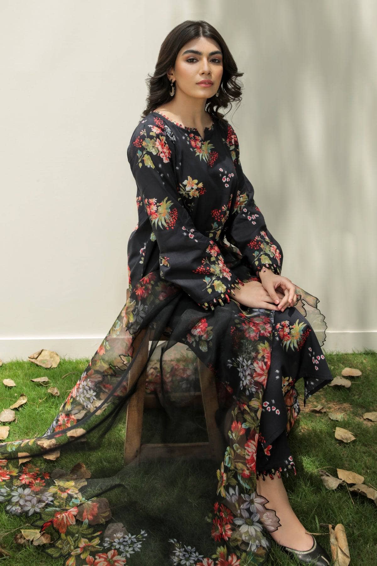 img_baroque_exclsuive_unstitched_lawn_23_awwal_boutique