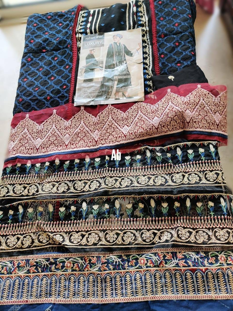 img_open_pics_resham_ghar_awwal_boutique