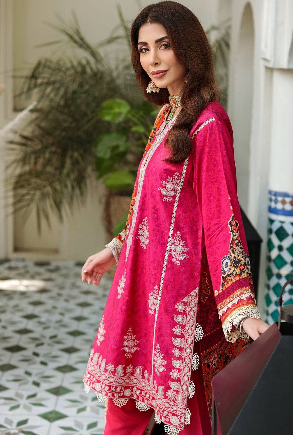 img_saadia_asad_noor_embroidered_Prints_woolen_shawl_awwal_boutique