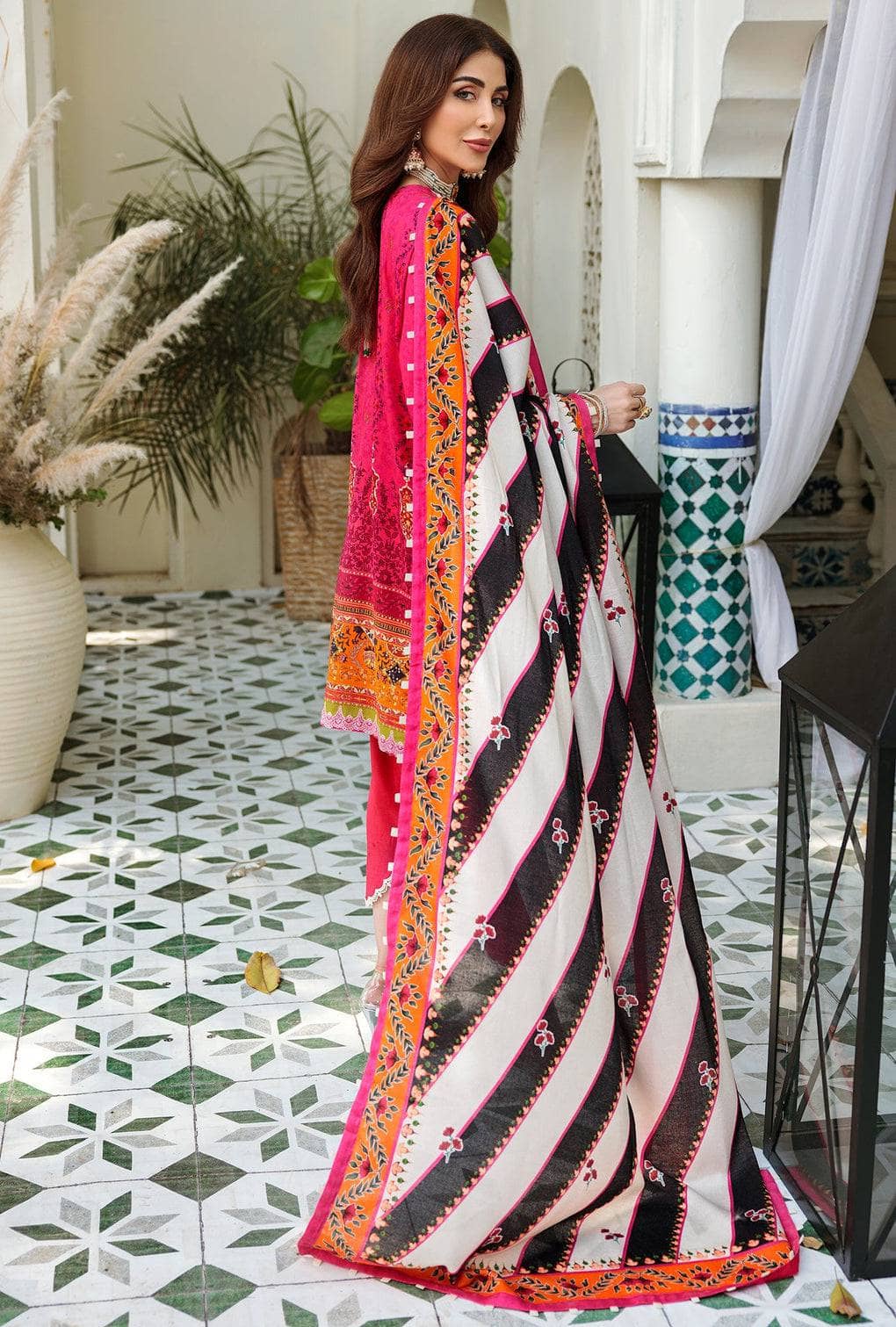 img_saadia_asad_noor_embroidered_Prints_woolen_shawl_awwal_boutique