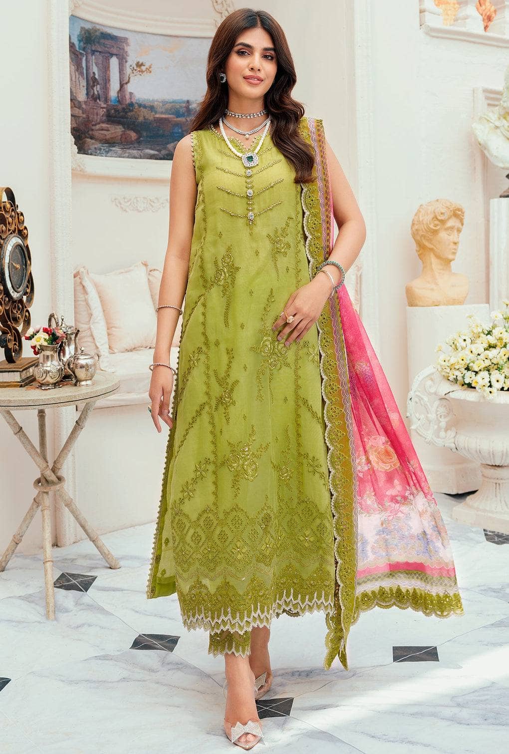 img_saadia_asad_laserkari_awwal_boutique