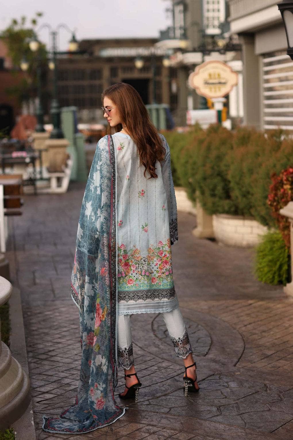 img_saadia_asad_noor_luxe_printkari_awwal_boutique