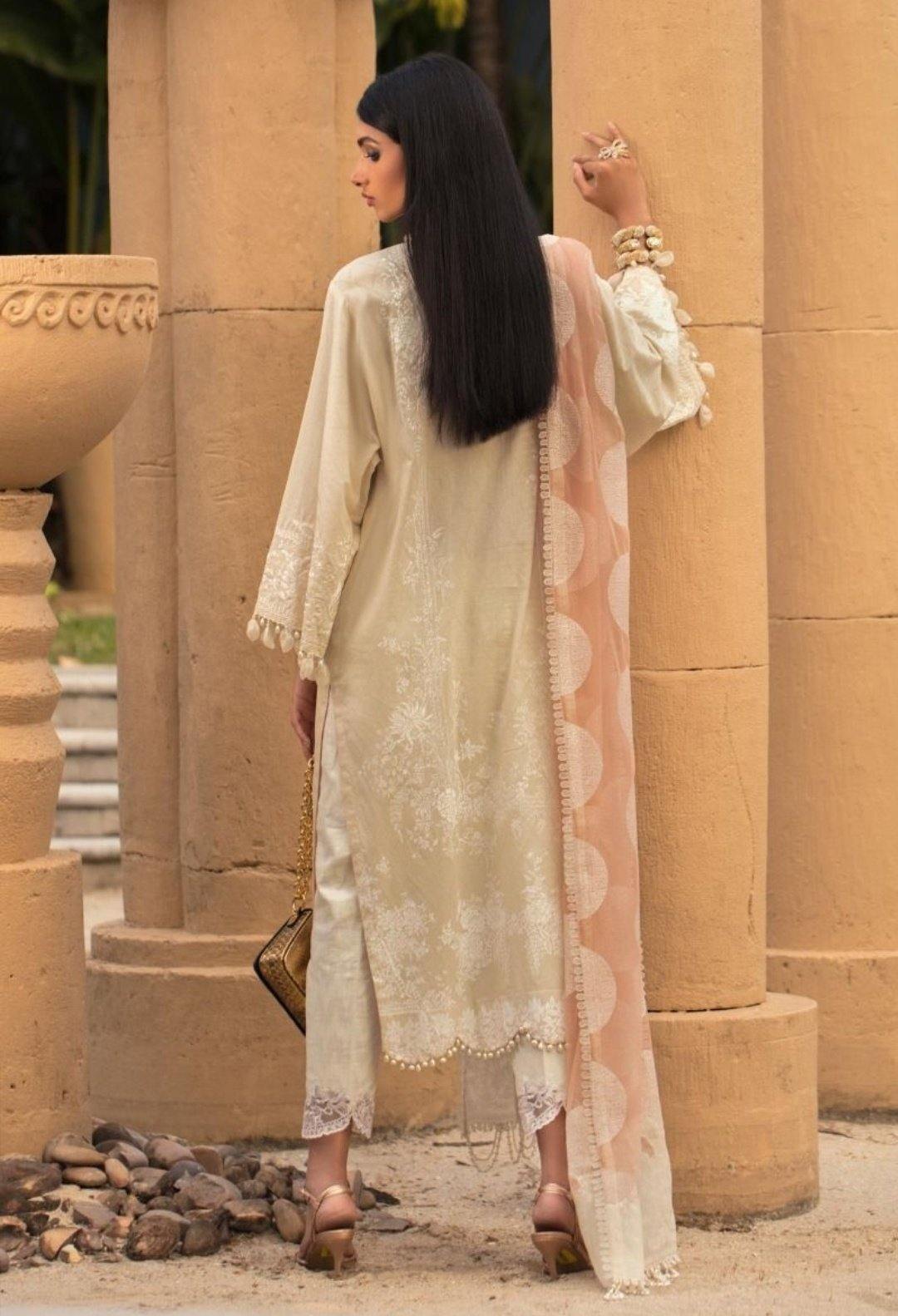 img_sana_safinaz_lawn_collection_awwal_boutique