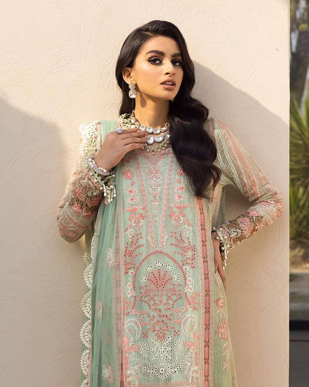 img_sana_safinaz_luxury_lawn_22_awwal_boutique
