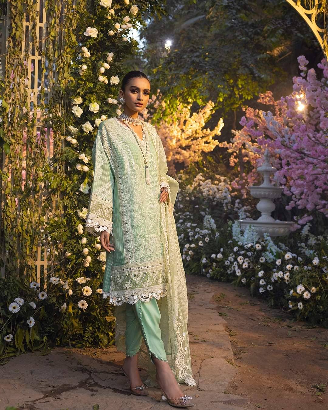 img_sana_safinaz_luxury_lawn_22_awwal_boutique