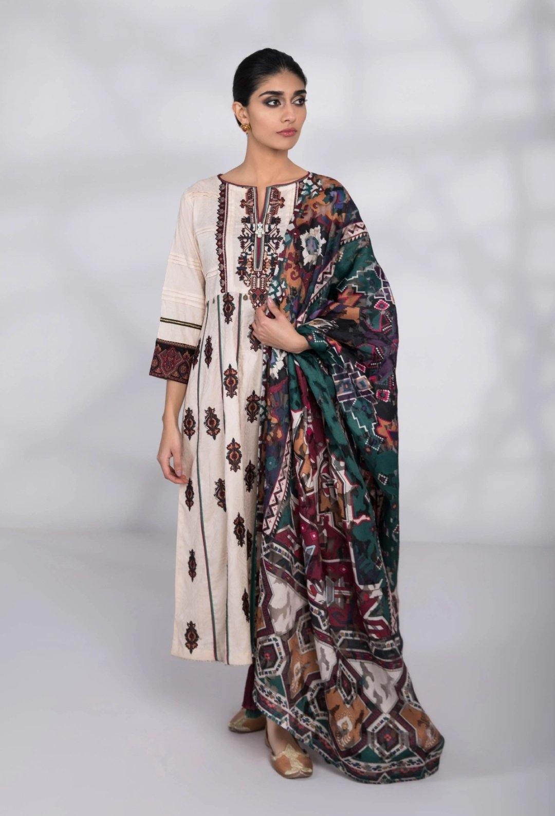 img_sapphire_lawn_collection_2020_awwal_boutique