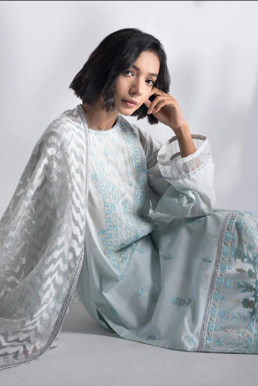 img_sapphire_lawn_collection_2020_awwal_boutique