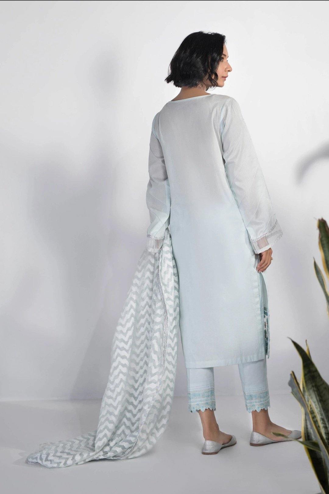img_sapphire_lawn_collection_2020_awwal_boutique