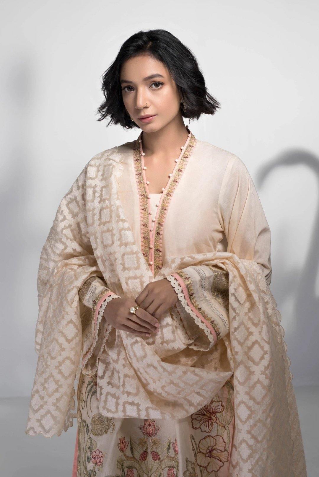 img_sapphire_lawn_collection_2020_awwal_boutique