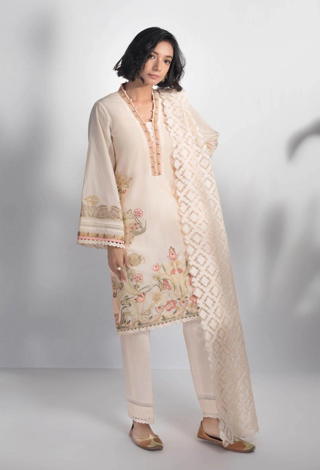 img_sapphire_lawn_collection_2020_awwal_boutique