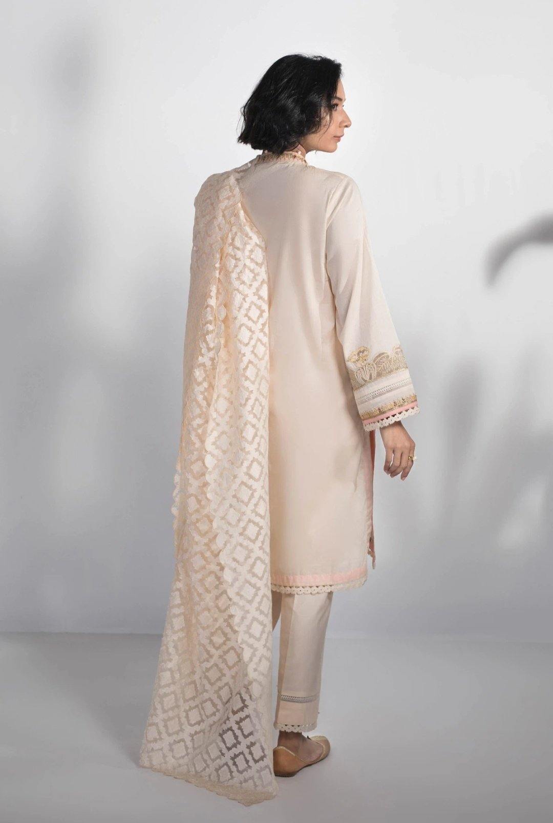 img_sapphire_lawn_collection_2020_awwal_boutique