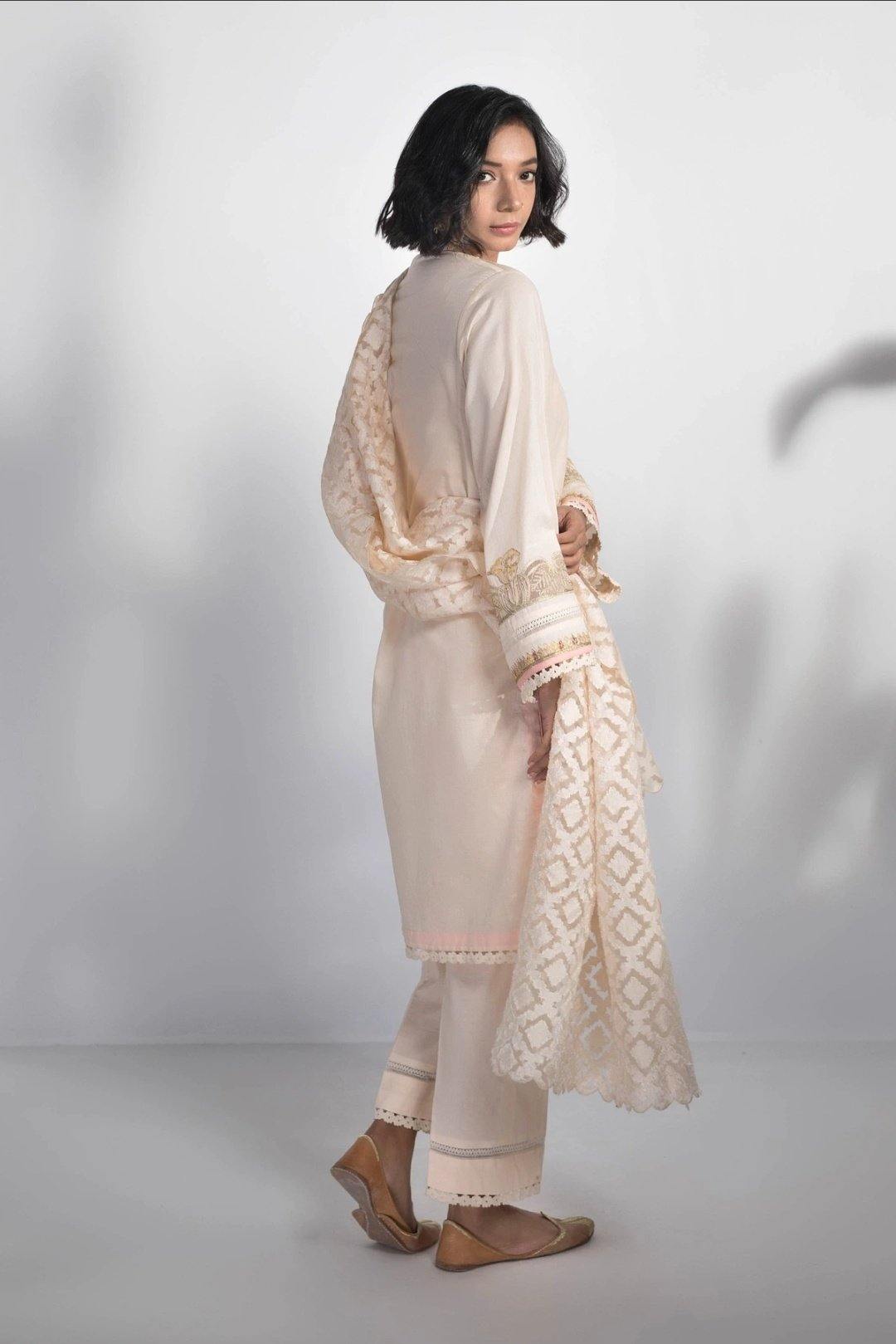img_sapphire_lawn_collection_2020_awwal_boutique